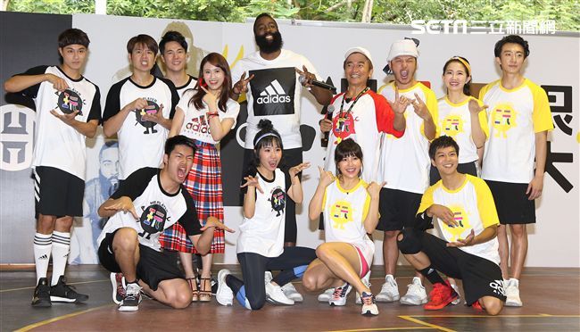 NBA年度最有價值火箭球星「大鬍子」哈登（James Harden），造訪台灣，首次錄綜藝節目初體驗，獻給吳宗憲主持的《綜藝玩很大》。（記者邱榮吉/攝影）