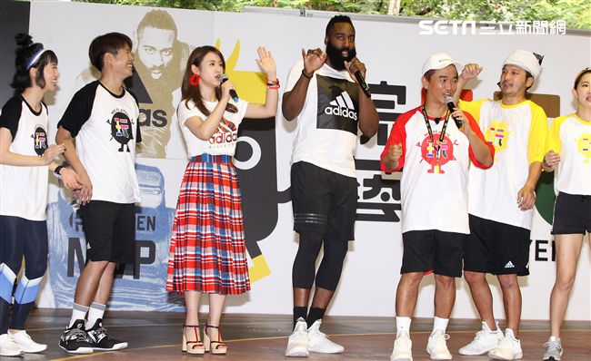 NBA年度最有價值火箭球星「大鬍子」哈登（James Harden），造訪台灣，首次錄綜藝節目初體驗，獻給吳宗憲主持的《綜藝玩很大》。（記者邱榮吉/攝影）