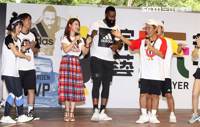 NBA年度最有價值火箭球星「大鬍子」哈登（James Harden），造訪台灣，首次錄綜藝節目初體驗，獻給吳宗憲主持的《綜藝玩很大》。（記者邱榮吉/攝影）