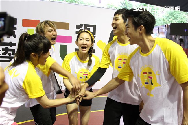 NBA年度最有價值火箭球星「大鬍子」哈登（James Harden），造訪台灣，首次錄綜藝節目初體驗，獻給吳宗憲主持的《綜藝玩很大》。（記者邱榮吉/攝影）