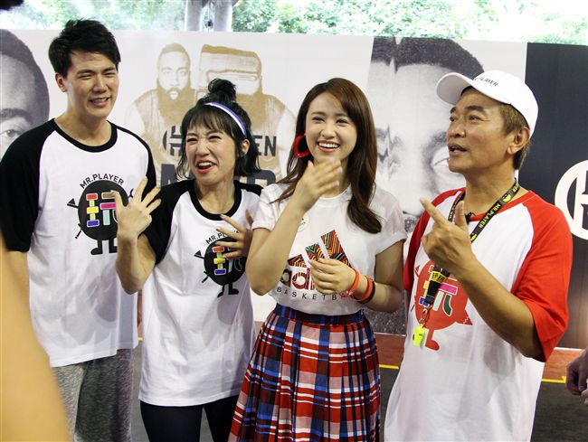 NBA年度最有價值火箭球星「大鬍子」哈登（James Harden），造訪台灣，首次錄綜藝節目初體驗，獻給吳宗憲主持的《綜藝玩很大》。（記者邱榮吉/攝影）