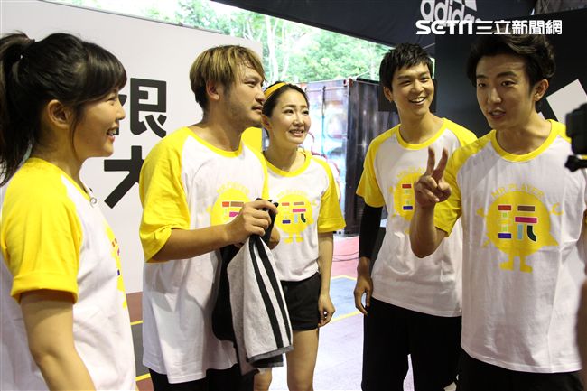 NBA年度最有價值火箭球星「大鬍子」哈登（James Harden），造訪台灣，首次錄綜藝節目初體驗，獻給吳宗憲主持的《綜藝玩很大》。（記者邱榮吉/攝影）