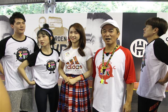 NBA年度最有價值火箭球星「大鬍子」哈登（James Harden），造訪台灣，首次錄綜藝節目初體驗，獻給吳宗憲主持的《綜藝玩很大》。（記者邱榮吉/攝影）