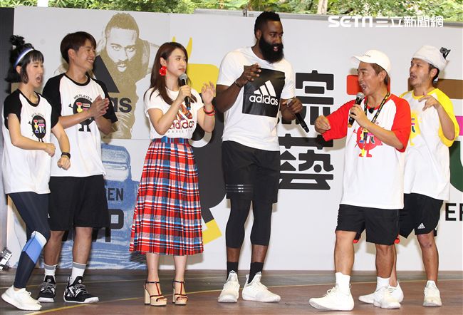 NBA年度最有價值火箭球星「大鬍子」哈登（James Harden），造訪台灣，首次錄綜藝節目初體驗，獻給吳宗憲主持的《綜藝玩很大》。（記者邱榮吉/攝影）
