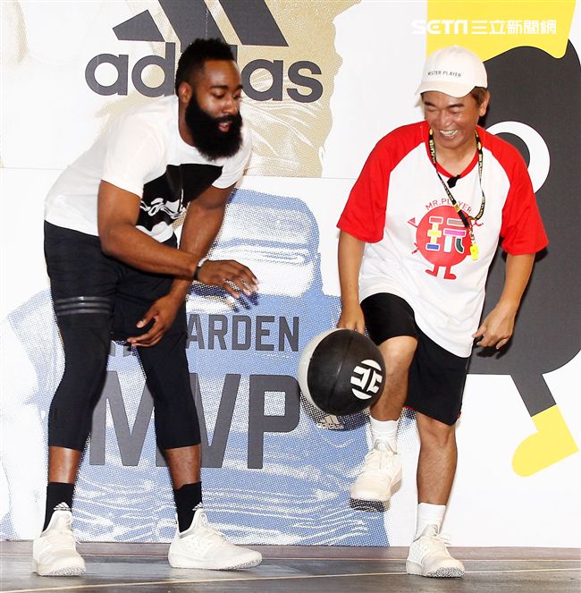 NBA年度最有價值火箭球星「大鬍子」哈登（James Harden），造訪台灣，首次錄綜藝節目初體驗，獻給吳宗憲主持的《綜藝玩很大》。（記者邱榮吉/攝影）
