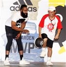 NBA年度最有價值火箭球星「大鬍子」哈登（James Harden），造訪台灣，首次錄綜藝節目初體驗，獻給吳宗憲主持的《綜藝玩很大》。（記者邱榮吉/攝影）