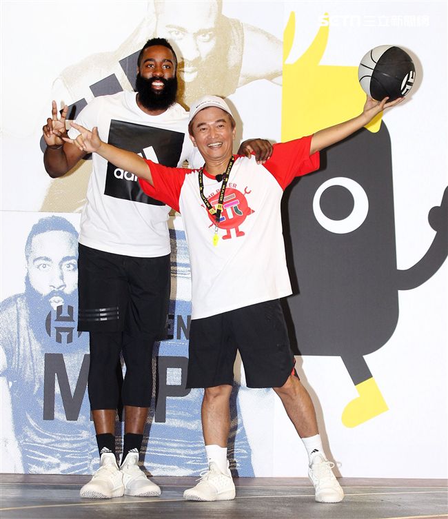 NBA年度最有價值火箭球星「大鬍子」哈登（James Harden），造訪台灣，首次錄綜藝節目初體驗，獻給吳宗憲主持的《綜藝玩很大》。（記者邱榮吉/攝影）