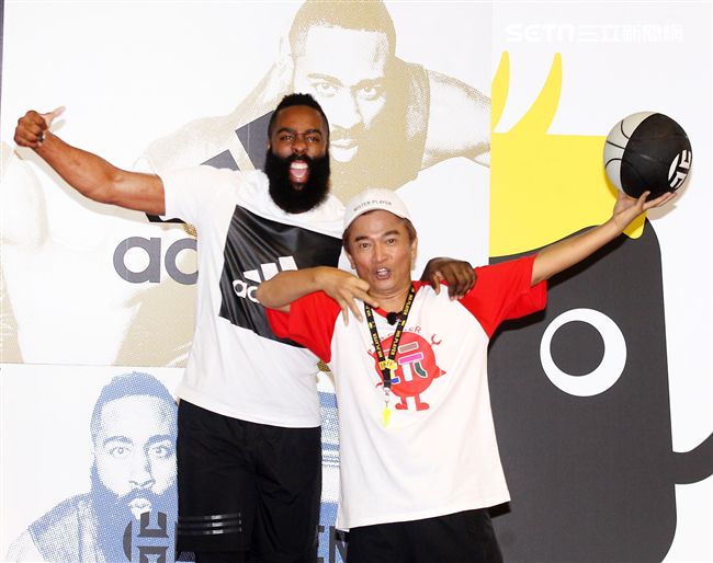 NBA年度最有價值火箭球星「大鬍子」哈登（James Harden），造訪台灣，首次錄綜藝節目初體驗，獻給吳宗憲主持的《綜藝玩很大》。（記者邱榮吉/攝影）