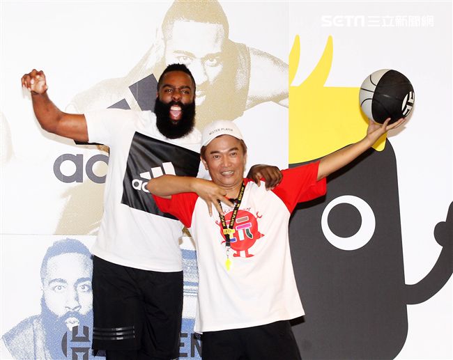 NBA年度最有價值火箭球星「大鬍子」哈登（James Harden），造訪台灣，首次錄綜藝節目初體驗，獻給吳宗憲主持的《綜藝玩很大》。（記者邱榮吉/攝影）