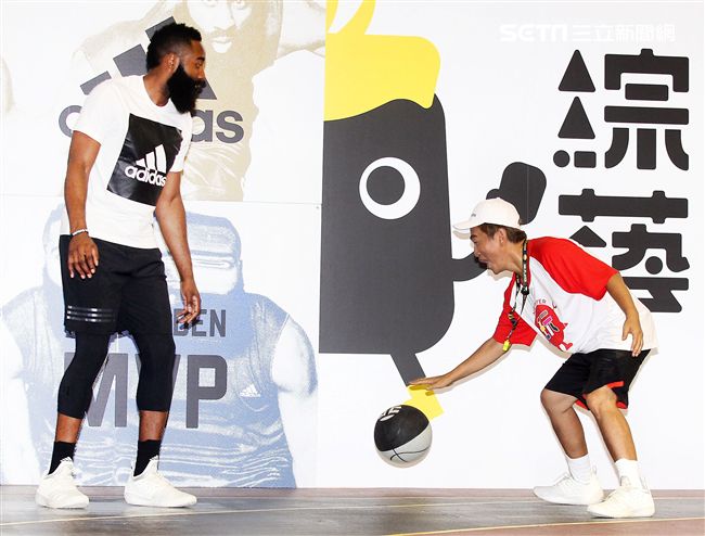 NBA年度最有價值火箭球星「大鬍子」哈登（James Harden），造訪台灣，首次錄綜藝節目初體驗，獻給吳宗憲主持的《綜藝玩很大》。（記者邱榮吉/攝影）
