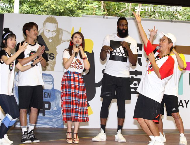 NBA年度最有價值火箭球星「大鬍子」哈登（James Harden），造訪台灣，首次錄綜藝節目初體驗，獻給吳宗憲主持的《綜藝玩很大》。（記者邱榮吉/攝影）