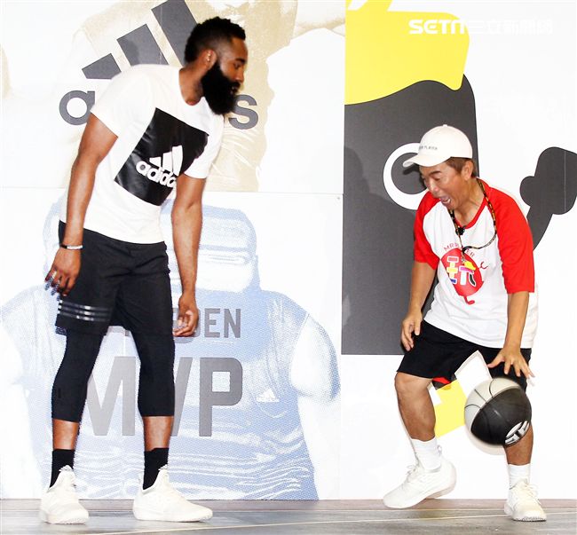 NBA年度最有價值火箭球星「大鬍子」哈登（James Harden），造訪台灣，首次錄綜藝節目初體驗，獻給吳宗憲主持的《綜藝玩很大》。（記者邱榮吉/攝影）