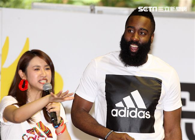 NBA年度最有價值火箭球星「大鬍子」哈登（James Harden），造訪台灣，首次錄綜藝節目初體驗，獻給吳宗憲主持的《綜藝玩很大》。（記者邱榮吉/攝影）