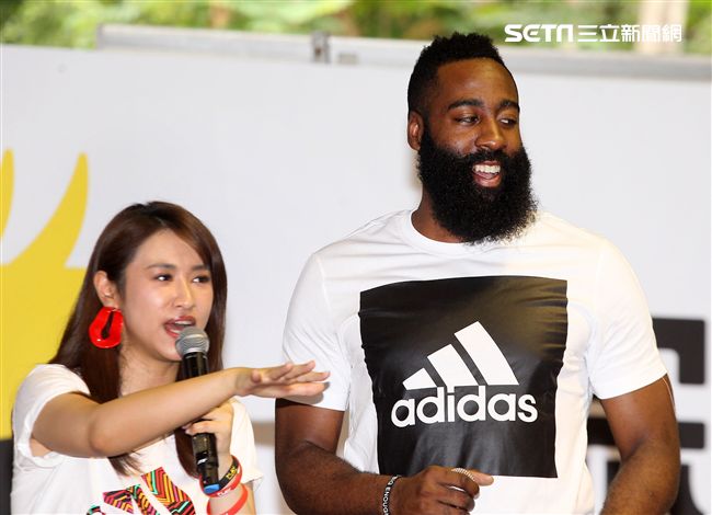 NBA年度最有價值火箭球星「大鬍子」哈登（James Harden），造訪台灣，首次錄綜藝節目初體驗，獻給吳宗憲主持的《綜藝玩很大》。（記者邱榮吉/攝影）