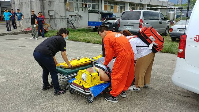 蘭嶼2機車追撞　私校師傷重空勤送醫