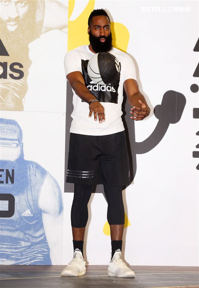 NBA年度最有價值火箭球星「大鬍子」哈登（James Harden）造訪台灣。（記