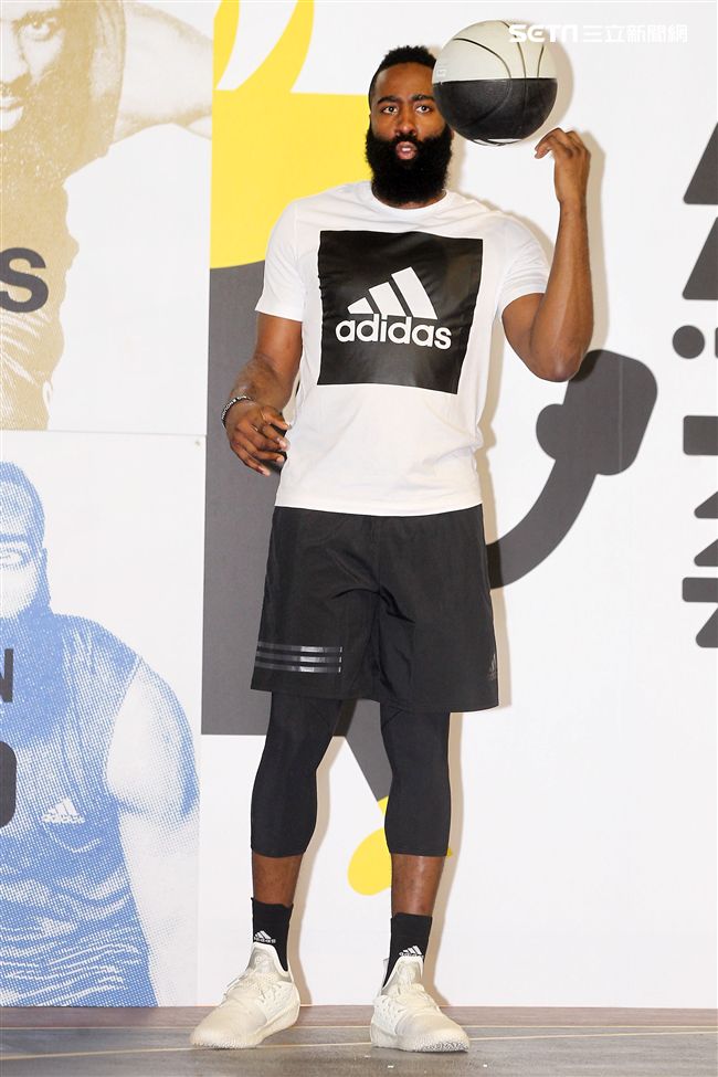 NBA年度最有價值火箭球星「大鬍子」哈登（James Harden）造訪台灣。（記