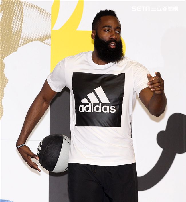 NBA年度最有價值火箭球星「大鬍子」哈登（James Harden）造訪台灣。（記