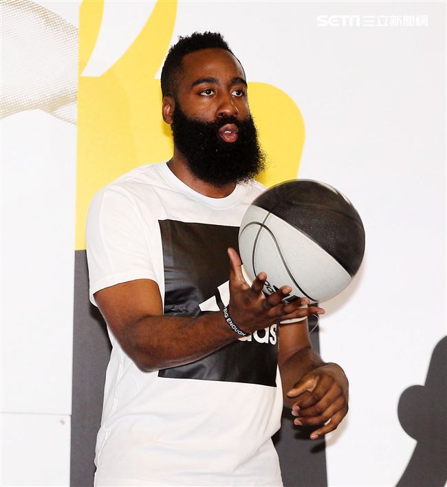 NBA年度最有價值火箭球星「大鬍子」哈登（James Harden）造訪台灣。（記