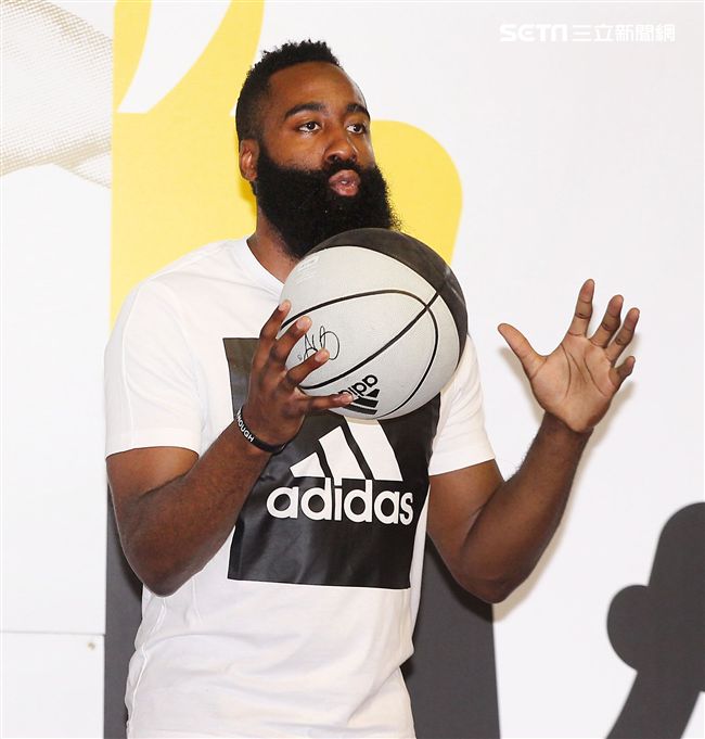 NBA年度最有價值火箭球星「大鬍子」哈登（James Harden）造訪台灣。（記