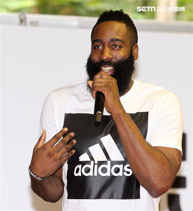 NBA年度最有價值火箭球星「大鬍子」哈登（James Harden）造訪台灣。（記