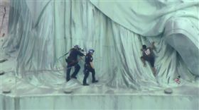 ▲警方試圖救援泰蕾莎（圖／翻攝自9NEWS.com）