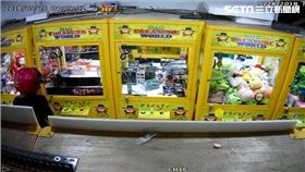 慣竊張智豪偷遍停車場繳費機、夾娃娃機及洗車場兌幣機等地點，警方調閱監視器畫面分析比對，循線前往淡水大忠街逮人，訊後依竊盜罪移送法辦（翻攝畫面）