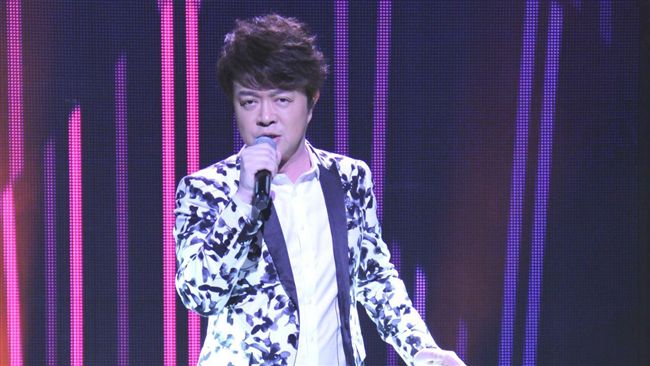 男歌手表演到一半　麥克風竟被搶走了