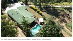 後院散步被金塊絆倒…他意外發現「自家金礦」　圖／翻攝自澳洲新聞網