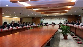 顧立雄與金融業有約　當場開放6措施金管會主委顧立雄（左3）18日邀請金融總會就金融建言白皮書進行座談，當場拍板開放保險業可於第三方網路平台辦理網路投保共6項措施。這也是顧立雄就任以來，首場與金融業者有約。中央社記者蔡怡杼攝　106年10月18日