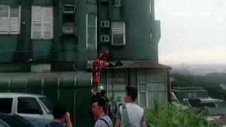 通緝犯躲8樓爬窗逃　互拉扯害警墜樓