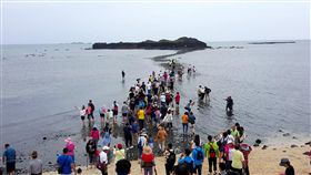 澎湖摩西分海海域生態引關注（2）澎湖旅遊熱門景點「摩西分海」由於遊客量大增，周邊生態環境遭嚴重威脅，交通部觀光局澎湖國家風景區管理處去年4月起公告實施區域活動管制措施，盼觀光發展同時也能兼顧保育。（資料照片）中央社  107年7月5日