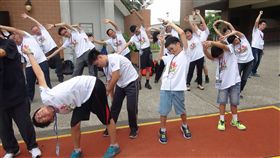 惠明9盲生挑戰中橫健行　行前訓練台中惠明盲校9名學生將在救國團志工的陪伴下，跳戰4天3夜徒步中橫公路42公里，為讓盲生可以順利成行，行前有義工陪同盲生在校園跑步，鍛鍊腿部肌耐力等。圖為盲生做暖身運動。中央社記者趙麗妍攝　107年7月5日