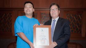 陳柏翰獲全國孝行獎　陳金德擬供高中免學費獲全國孝行獎的陳柏翰（左）因父母離異，從小和弟弟由祖父母照顧，一家9口靠著微薄收入生活，宜蘭縣代理縣長陳金德（右）5日在縣府接見陳柏翰及家人，除致贈助學金，並研擬提供陳柏翰高中學費免費。（宜蘭縣政府提供）中央社記者王朝鈺傳真　107年7月5日