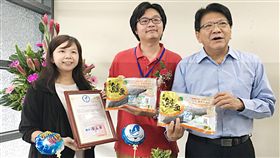 夫妻攜手投入養魚　獲屏東認證優質水產品34歲的劉建伸（中）6年前與妻子王靜儀（左）投入養魚產業，利用循環水並自製活菌營養劑，朝向完全無毒養殖，開發多項產品，5日由縣長潘孟安（右）頒發屏東認證優質水產品標章證書。中央社記者郭芷瑄攝　107年7月5日