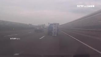 貨車國道載爬梯竟沒綁　彈落險砸後車