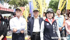 八百壯士反年改、反軍改抗議，李來希、厲耿桂芳台下支持。 （圖／記者林敬旻攝）