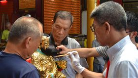 靈甲重塑金身  澎湖三官殿神尊再現（3）澎湖闔澎三官殿5日有一場難得一見的「靈甲重塑金身」替換儀式，依循傳統科儀，分別由雕刻師、文人或武官及法師長三類代表來執行。中央社  107年7月5日
