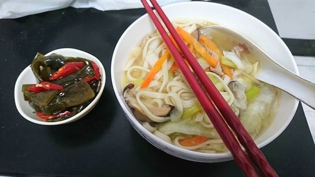 女房東「下麵」給他吃！鄉民暴動了！