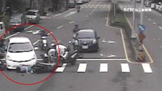 騎士高速闖紅燈　遭公車捲進車底慘死