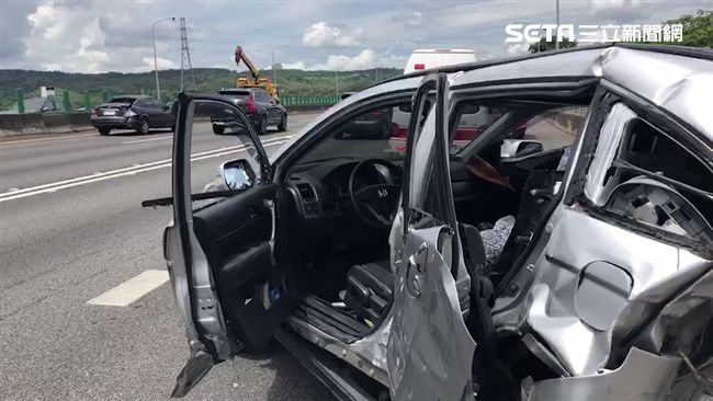國1連環撞　車變形引擎噴飛1人命危