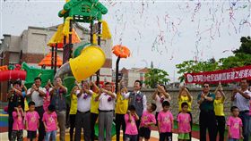 幼兒園遊樂區落成  金門縣長剪綵金門縣金寧鄉古寧國民小學幼兒遊樂區新建工程落成典禮5日舉行，縣長陳福海（2排左6）、金寧鄉鄉長陳成勇（2排左5）等人剪綵並拉彩砲。中央社記者黃慧敏攝  107年7月5日