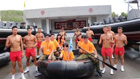 澎湖暑期戰鬥營　學員實地體驗（2）澎湖暑期戰鬥營100多名學員4日實地參訪海龍蛙兵的擒拿術、繩結法與操舟等訓練，學員們也親自下場體驗，留下難忘回憶。中央社　107年7月4日