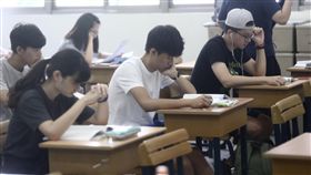 大學指考第2天  考生溫書（1）107學年度指定科目考試2日進入第2天，考生一早就到考場內溫書，做最後衝刺。中央社記者徐肇昌攝  107年7月2日