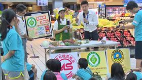 桃園暑期小小記者營　前進大賣場開課（1）桃園市政府「2018小小記者夏令營」今年前進賣場開課，除教育學子善用手機查看商品履歷並宣導食安相關知識，還有趣味遊戲挑戰賽等，盼培育更多食安小尖兵。中央社記者吳睿騏桃園攝　107年7月4日
