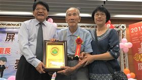 屏縣表揚資深績優鄰長　最年長者已百歲屏東縣長潘孟安（左）4日表揚10名服務滿50年的資深績優鄰長，其中最年長者是內埔鄉東寧村的管奕泉（中），今年高齡已100歲。中央社記者郭芷瑄攝　107年7月4日