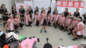 新鄉國小合唱團為植物人獻唱南投縣新鄉國小合唱團公益巡演4日來到創世基金會草屯分院，以美妙歌聲撫慰院民，並捐出約300張發票支持植物人照護，氣氛溫馨。中央社記者蕭博陽南投縣攝　107年7月4日