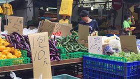 南部豪雨農損逾2千萬　預估果菜價揚但不貴農糧署20日表示，近日豪雨農損累計新台幣2431萬元，主要以屏東、台東、高雄居多，由於連日大雨不利採收，預估21日交易量減少，菜價回穩略升但不貴。中央社記者楊淑閔攝　107年6月20日