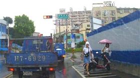 2日本正妹全身濕透站台中街頭 台灣景熱心協助／台中市第四警分局提供