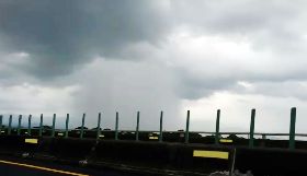 嘉義天空出現雨瀑  似瀑布從天而降